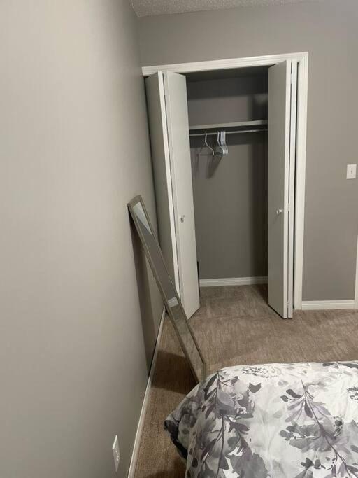 Wonderful 2-Bedroom Apartment Camrose Exterior foto